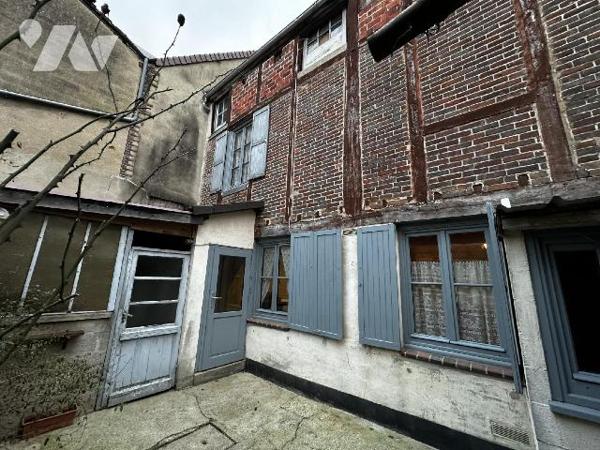 Villeneuve sur Yonne centre, une maison de ville comprenant une entrée sur pièce de vie avec un...