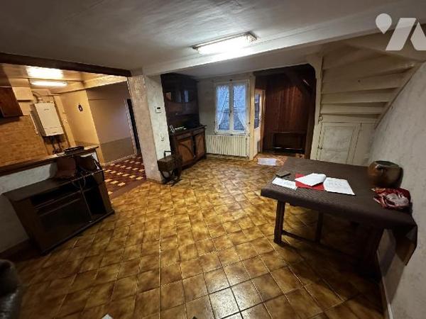 Villeneuve sur Yonne centre, une maison de ville comprenant une entrée sur pièce de vie avec un...