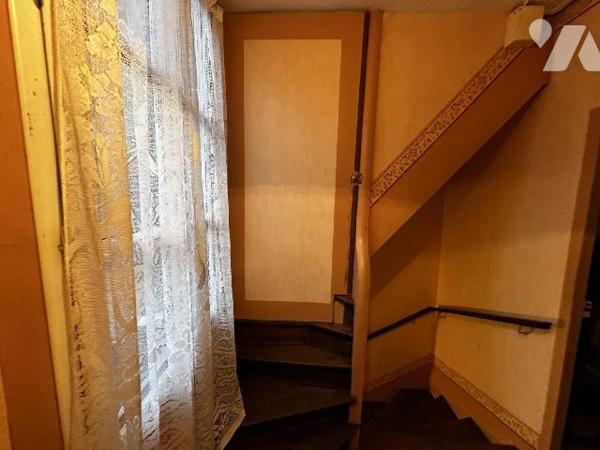 Villeneuve sur Yonne centre, une maison de ville comprenant une entrée sur pièce de vie avec un...