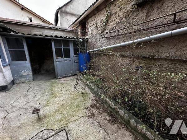 Villeneuve sur Yonne centre, une maison de ville comprenant une entrée sur pièce de vie avec un...