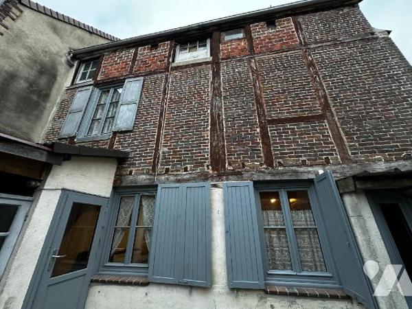 Villeneuve sur Yonne centre, une maison de ville comprenant une entrée sur pièce de vie avec un...