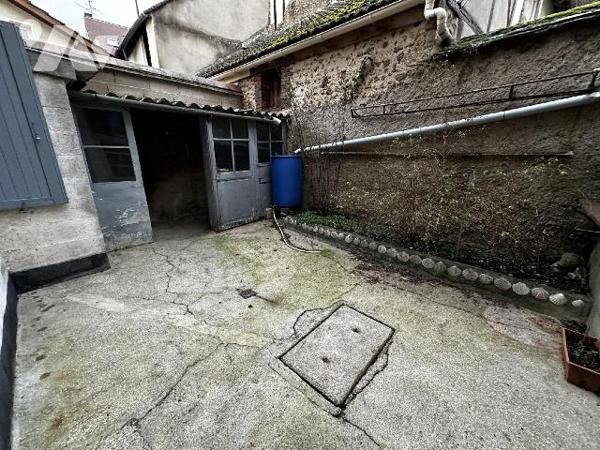 Villeneuve sur Yonne centre, une maison de ville comprenant une entrée sur pièce de vie avec un...