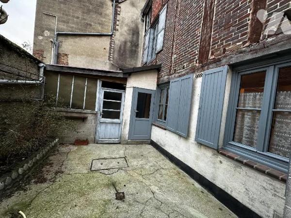 Villeneuve sur Yonne centre, une maison de ville comprenant une entrée sur pièce de vie avec un...