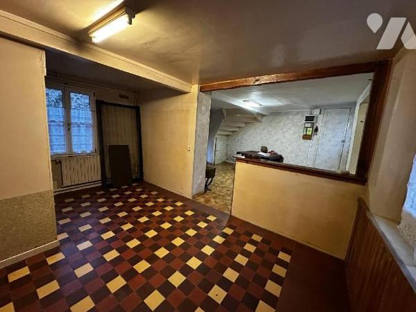 Villeneuve sur Yonne centre, une maison de ville comprenant une entrée sur pièce de vie avec un...