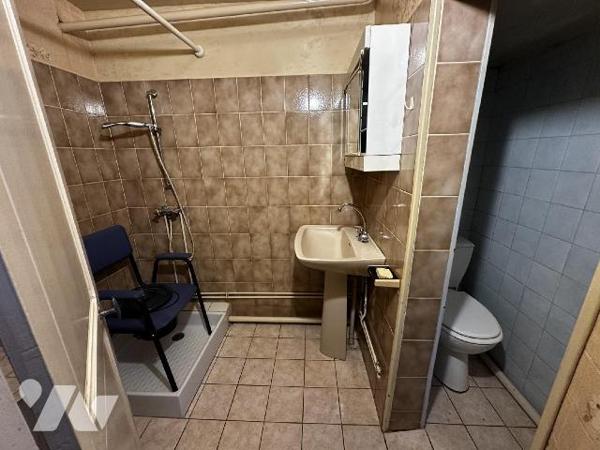 Villeneuve sur Yonne centre, une maison de ville comprenant une entrée sur pièce de vie avec un...