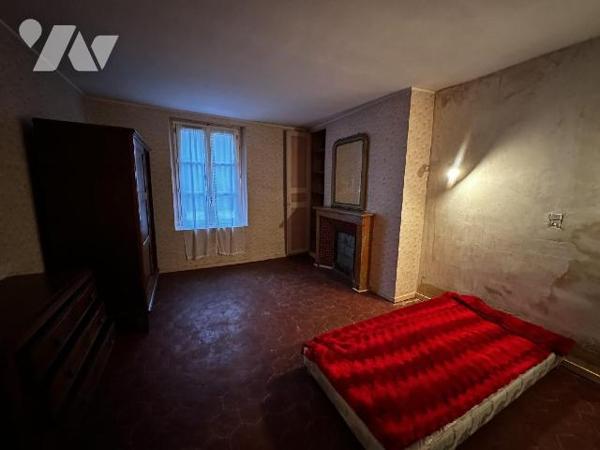 Villeneuve sur Yonne centre, une maison de ville comprenant une entrée sur pièce de vie avec un...