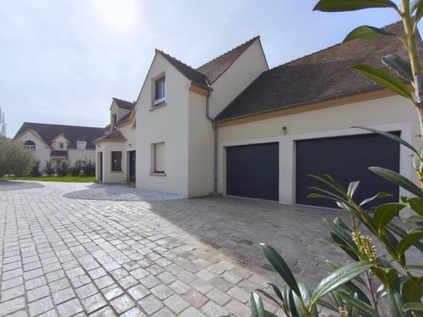 Grande maison moderne et lumineuse