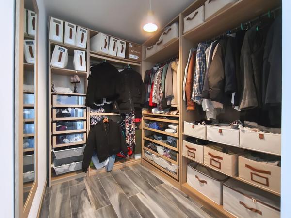 Grande maison moderne et lumineuse