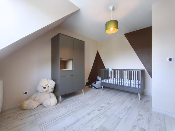 Grande maison moderne et lumineuse