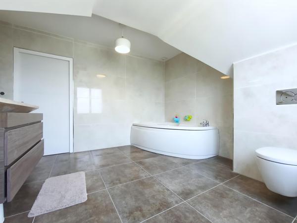 Grande maison moderne et lumineuse