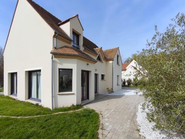 Grande maison moderne et lumineuse