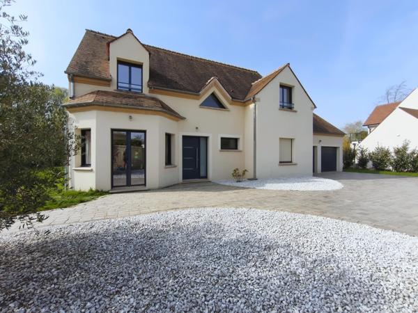 Grande maison moderne et lumineuse