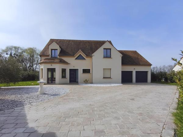 Grande maison moderne et lumineuse