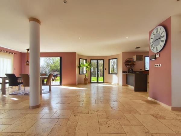 Grande maison moderne et lumineuse