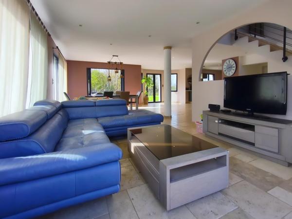 Grande maison moderne et lumineuse