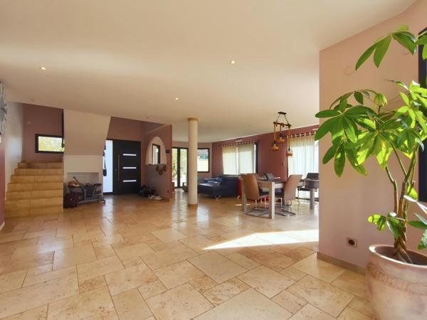 Grande maison moderne et lumineuse