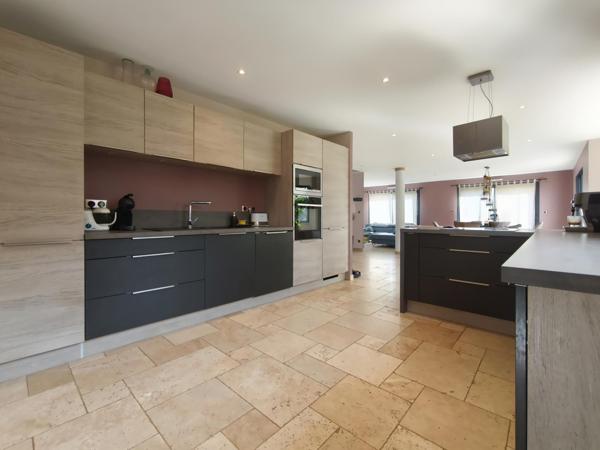 Grande maison moderne et lumineuse