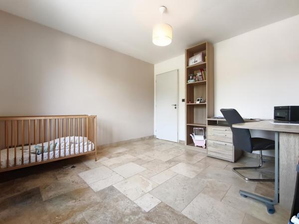 Grande maison moderne et lumineuse