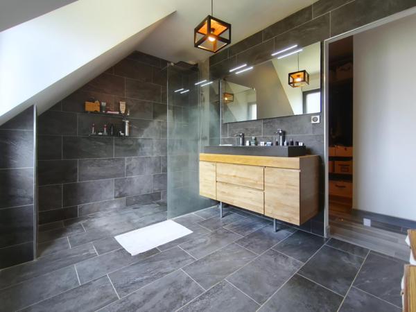 Grande maison moderne et lumineuse