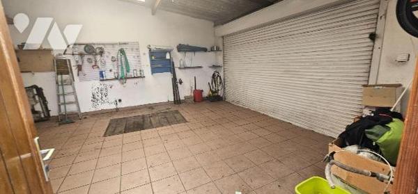 ROSENDAEL
Proximité CENTRE
Maison avec une mitoyenneté comprenant :

Au RDC :
Entrée carre...