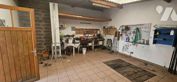 ROSENDAEL
Proximité CENTRE
Maison avec une mitoyenneté comprenant :

Au RDC :
Entrée carre...