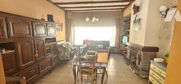 ROSENDAEL
Proximité CENTRE
Maison avec une mitoyenneté comprenant :

Au RDC :
Entrée carre...