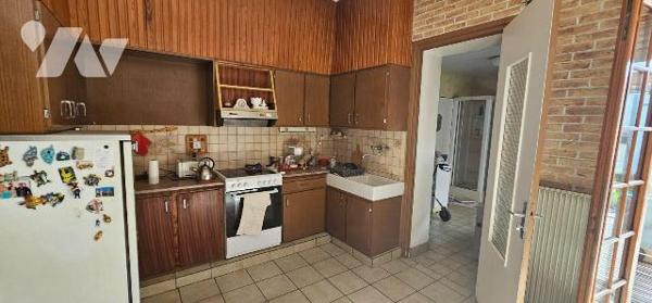 ROSENDAEL
Proximité CENTRE
Maison avec une mitoyenneté comprenant :

Au RDC :
Entrée carre...