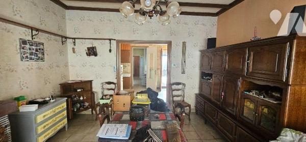 ROSENDAEL
Proximité CENTRE
Maison avec une mitoyenneté comprenant :

Au RDC :
Entrée carre...