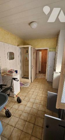 ROSENDAEL
Proximité CENTRE
Maison avec une mitoyenneté comprenant :

Au RDC :
Entrée carre...
