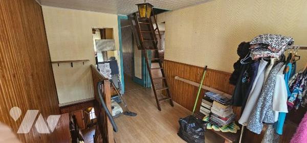ROSENDAEL
Proximité CENTRE
Maison avec une mitoyenneté comprenant :

Au RDC :
Entrée carre...