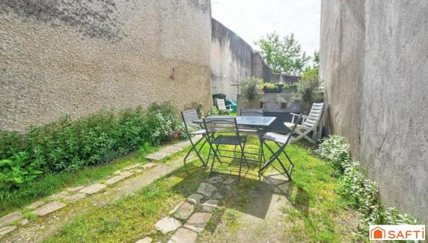 Maison de ville, plein centre, 700m de la gare.