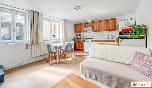 Maison de ville, plein centre, 700m de la gare.