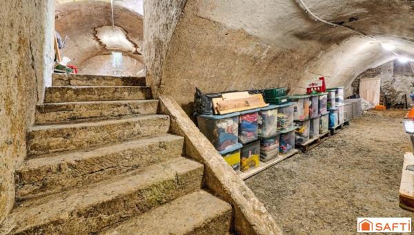 Maison de ville, plein centre, 700m de la gare.