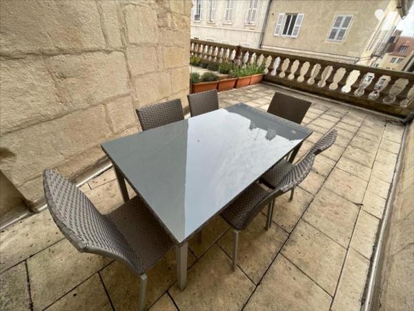 DOLE (39) centre-ville, un appartement meublé au 1er étage avec terrasse de 26 m²