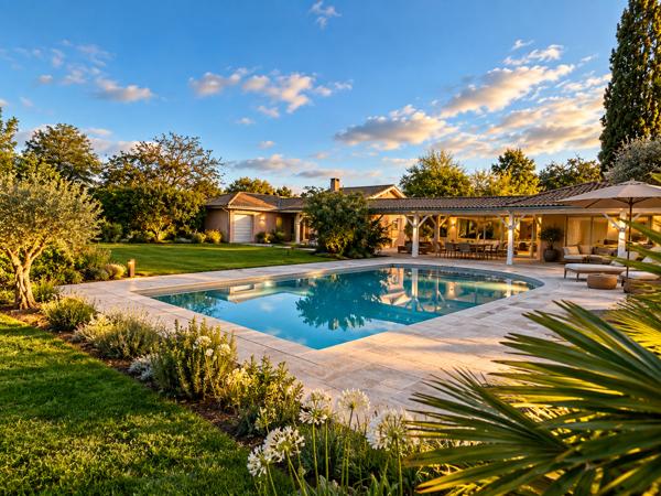 MERIGNAC SUPERBE PROPRIETE AVEC DEUX GRAND GARAGE DE PLAIN-PIED