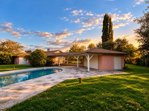 MERIGNAC SUPERBE PROPRIETE AVEC DEUX GRAND GARAGE DE PLAIN-PIED