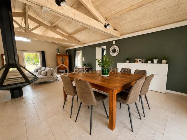 Située dans un environnement agréable, cette maison de caractère d'environ 180 m² a fait l'objet d'une rénovation complète alliant le cachet de l'ancien et le confort des prestations actuelles.
Dès l'entrée, les volumes et la luminosité attirent le regard. La pièce de vie, ouverte sur les extérieurs grâce à de larges baies vitrées, offre un espace chaleureux et convivial. La cuisine aménagée et équipée s'intègre parfaitement à l'ensemble, tandis que la cheminée suspendue apporte une touche contemporaine et élégante.
Pensée pour répondre aux besoins d'une famille, la maison propose une organisation particulièrement fonctionnelle avec une vie principalement de plain-pied. Elle comprend cinq chambres, un bureau idéal pour le télétravail et la possibilité d'aménager une sixième chambre selon vos projets. Une salle de bains et deux salles d'eau complètent l'ensemble.
À l'extérieur, le terrain clos et aménagé d'environ 1 321 m² invite à profiter pleinement des beaux jours. Deux espaces distincts ont été créés pour répondre à toutes les envies : une terrasse attenante à la maison pour les moments de convivialité et un espace entièrement dédié à la détente autour de la piscine chauffée par panneaux solaires.
Le pool house, équipé d'une cuisine d'été, d'une douche et de toilettes, prolonge agréablement les moments passés en extérieur. Un garage d'environ 30 m² avec une belle hauteur sous plafond ainsi qu'un espace de rangement supplémentaire viennent compléter les prestations.
Les atouts de cette propriété : Vie de plain-pied / 6 chambres / Piscine chauffée / Pool house avec cuisine d'été /Terrain clos et aménagé/ Gare de L'Herbergement à seulement 5 minutes.
Une propriété rare qui séduira les amateurs de maisons de caractère à la recherche d'un lieu de vie alliant confort, authenticité et convivialité.
Je vous invite à me contacter pour échanger sur votre projet et organiser une visite. Au plaisir de vous faire découvrir cette belle propriété