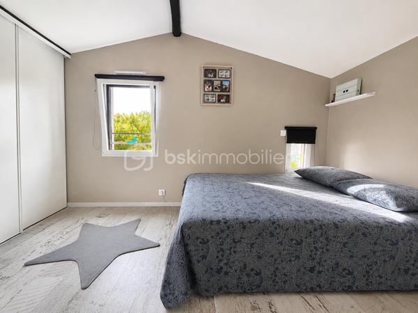 Située dans un environnement agréable, cette maison de caractère d'environ 180 m² a fait l'objet d'une rénovation complète alliant le cachet de l'ancien et le confort des prestations actuelles.
Dès l'entrée, les volumes et la luminosité attirent le regard. La pièce de vie, ouverte sur les extérieurs grâce à de larges baies vitrées, offre un espace chaleureux et convivial. La cuisine aménagée et équipée s'intègre parfaitement à l'ensemble, tandis que la cheminée suspendue apporte une touche contemporaine et élégante.
Pensée pour répondre aux besoins d'une famille, la maison propose une organisation particulièrement fonctionnelle avec une vie principalement de plain-pied. Elle comprend cinq chambres, un bureau idéal pour le télétravail et la possibilité d'aménager une sixième chambre selon vos projets. Une salle de bains et deux salles d'eau complètent l'ensemble.
À l'extérieur, le terrain clos et aménagé d'environ 1 321 m² invite à profiter pleinement des beaux jours. Deux espaces distincts ont été créés pour répondre à toutes les envies : une terrasse attenante à la maison pour les moments de convivialité et un espace entièrement dédié à la détente autour de la piscine chauffée par panneaux solaires.
Le pool house, équipé d'une cuisine d'été, d'une douche et de toilettes, prolonge agréablement les moments passés en extérieur. Un garage d'environ 30 m² avec une belle hauteur sous plafond ainsi qu'un espace de rangement supplémentaire viennent compléter les prestations.
Les atouts de cette propriété : Vie de plain-pied / 6 chambres / Piscine chauffée / Pool house avec cuisine d'été /Terrain clos et aménagé/ Gare de L'Herbergement à seulement 5 minutes.
Une propriété rare qui séduira les amateurs de maisons de caractère à la recherche d'un lieu de vie alliant confort, authenticité et convivialité.
Je vous invite à me contacter pour échanger sur votre projet et organiser une visite. Au plaisir de vous faire découvrir cette belle propriété
