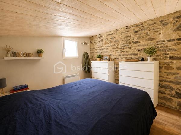 Située dans un environnement agréable, cette maison de caractère d'environ 180 m² a fait l'objet d'une rénovation complète alliant le cachet de l'ancien et le confort des prestations actuelles.
Dès l'entrée, les volumes et la luminosité attirent le regard. La pièce de vie, ouverte sur les extérieurs grâce à de larges baies vitrées, offre un espace chaleureux et convivial. La cuisine aménagée et équipée s'intègre parfaitement à l'ensemble, tandis que la cheminée suspendue apporte une touche contemporaine et élégante.
Pensée pour répondre aux besoins d'une famille, la maison propose une organisation particulièrement fonctionnelle avec une vie principalement de plain-pied. Elle comprend cinq chambres, un bureau idéal pour le télétravail et la possibilité d'aménager une sixième chambre selon vos projets. Une salle de bains et deux salles d'eau complètent l'ensemble.
À l'extérieur, le terrain clos et aménagé d'environ 1 321 m² invite à profiter pleinement des beaux jours. Deux espaces distincts ont été créés pour répondre à toutes les envies : une terrasse attenante à la maison pour les moments de convivialité et un espace entièrement dédié à la détente autour de la piscine chauffée par panneaux solaires.
Le pool house, équipé d'une cuisine d'été, d'une douche et de toilettes, prolonge agréablement les moments passés en extérieur. Un garage d'environ 30 m² avec une belle hauteur sous plafond ainsi qu'un espace de rangement supplémentaire viennent compléter les prestations.
Les atouts de cette propriété : Vie de plain-pied / 6 chambres / Piscine chauffée / Pool house avec cuisine d'été /Terrain clos et aménagé/ Gare de L'Herbergement à seulement 5 minutes.
Une propriété rare qui séduira les amateurs de maisons de caractère à la recherche d'un lieu de vie alliant confort, authenticité et convivialité.
Je vous invite à me contacter pour échanger sur votre projet et organiser une visite. Au plaisir de vous faire découvrir cette belle propriété