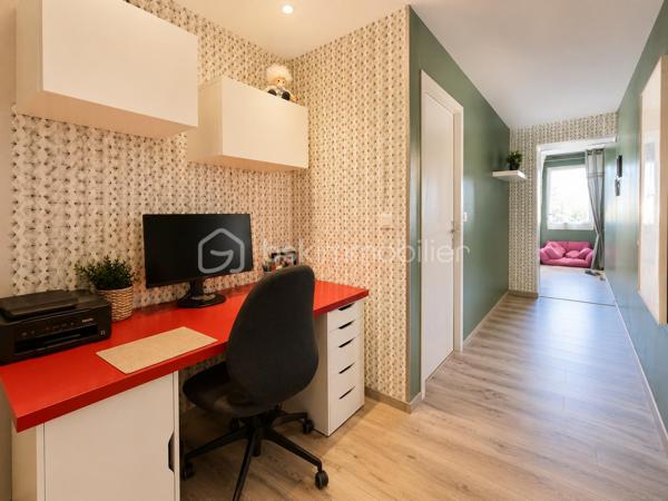 Située dans un environnement agréable, cette maison de caractère d'environ 180 m² a fait l'objet d'une rénovation complète alliant le cachet de l'ancien et le confort des prestations actuelles.
Dès l'entrée, les volumes et la luminosité attirent le regard. La pièce de vie, ouverte sur les extérieurs grâce à de larges baies vitrées, offre un espace chaleureux et convivial. La cuisine aménagée et équipée s'intègre parfaitement à l'ensemble, tandis que la cheminée suspendue apporte une touche contemporaine et élégante.
Pensée pour répondre aux besoins d'une famille, la maison propose une organisation particulièrement fonctionnelle avec une vie principalement de plain-pied. Elle comprend cinq chambres, un bureau idéal pour le télétravail et la possibilité d'aménager une sixième chambre selon vos projets. Une salle de bains et deux salles d'eau complètent l'ensemble.
À l'extérieur, le terrain clos et aménagé d'environ 1 321 m² invite à profiter pleinement des beaux jours. Deux espaces distincts ont été créés pour répondre à toutes les envies : une terrasse attenante à la maison pour les moments de convivialité et un espace entièrement dédié à la détente autour de la piscine chauffée par panneaux solaires.
Le pool house, équipé d'une cuisine d'été, d'une douche et de toilettes, prolonge agréablement les moments passés en extérieur. Un garage d'environ 30 m² avec une belle hauteur sous plafond ainsi qu'un espace de rangement supplémentaire viennent compléter les prestations.
Les atouts de cette propriété : Vie de plain-pied / 6 chambres / Piscine chauffée / Pool house avec cuisine d'été /Terrain clos et aménagé/ Gare de L'Herbergement à seulement 5 minutes.
Une propriété rare qui séduira les amateurs de maisons de caractère à la recherche d'un lieu de vie alliant confort, authenticité et convivialité.
Je vous invite à me contacter pour échanger sur votre projet et organiser une visite. Au plaisir de vous faire découvrir cette belle propriété