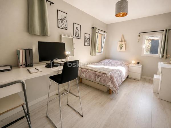 Située dans un environnement agréable, cette maison de caractère d'environ 180 m² a fait l'objet d'une rénovation complète alliant le cachet de l'ancien et le confort des prestations actuelles.
Dès l'entrée, les volumes et la luminosité attirent le regard. La pièce de vie, ouverte sur les extérieurs grâce à de larges baies vitrées, offre un espace chaleureux et convivial. La cuisine aménagée et équipée s'intègre parfaitement à l'ensemble, tandis que la cheminée suspendue apporte une touche contemporaine et élégante.
Pensée pour répondre aux besoins d'une famille, la maison propose une organisation particulièrement fonctionnelle avec une vie principalement de plain-pied. Elle comprend cinq chambres, un bureau idéal pour le télétravail et la possibilité d'aménager une sixième chambre selon vos projets. Une salle de bains et deux salles d'eau complètent l'ensemble.
À l'extérieur, le terrain clos et aménagé d'environ 1 321 m² invite à profiter pleinement des beaux jours. Deux espaces distincts ont été créés pour répondre à toutes les envies : une terrasse attenante à la maison pour les moments de convivialité et un espace entièrement dédié à la détente autour de la piscine chauffée par panneaux solaires.
Le pool house, équipé d'une cuisine d'été, d'une douche et de toilettes, prolonge agréablement les moments passés en extérieur. Un garage d'environ 30 m² avec une belle hauteur sous plafond ainsi qu'un espace de rangement supplémentaire viennent compléter les prestations.
Les atouts de cette propriété : Vie de plain-pied / 6 chambres / Piscine chauffée / Pool house avec cuisine d'été /Terrain clos et aménagé/ Gare de L'Herbergement à seulement 5 minutes.
Une propriété rare qui séduira les amateurs de maisons de caractère à la recherche d'un lieu de vie alliant confort, authenticité et convivialité.
Je vous invite à me contacter pour échanger sur votre projet et organiser une visite. Au plaisir de vous faire découvrir cette belle propriété