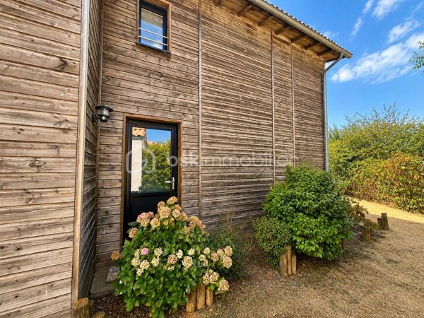 Située dans un environnement agréable, cette maison de caractère d'environ 180 m² a fait l'objet d'une rénovation complète alliant le cachet de l'ancien et le confort des prestations actuelles.
Dès l'entrée, les volumes et la luminosité attirent le regard. La pièce de vie, ouverte sur les extérieurs grâce à de larges baies vitrées, offre un espace chaleureux et convivial. La cuisine aménagée et équipée s'intègre parfaitement à l'ensemble, tandis que la cheminée suspendue apporte une touche contemporaine et élégante.
Pensée pour répondre aux besoins d'une famille, la maison propose une organisation particulièrement fonctionnelle avec une vie principalement de plain-pied. Elle comprend cinq chambres, un bureau idéal pour le télétravail et la possibilité d'aménager une sixième chambre selon vos projets. Une salle de bains et deux salles d'eau complètent l'ensemble.
À l'extérieur, le terrain clos et aménagé d'environ 1 321 m² invite à profiter pleinement des beaux jours. Deux espaces distincts ont été créés pour répondre à toutes les envies : une terrasse attenante à la maison pour les moments de convivialité et un espace entièrement dédié à la détente autour de la piscine chauffée par panneaux solaires.
Le pool house, équipé d'une cuisine d'été, d'une douche et de toilettes, prolonge agréablement les moments passés en extérieur. Un garage d'environ 30 m² avec une belle hauteur sous plafond ainsi qu'un espace de rangement supplémentaire viennent compléter les prestations.
Les atouts de cette propriété : Vie de plain-pied / 6 chambres / Piscine chauffée / Pool house avec cuisine d'été /Terrain clos et aménagé/ Gare de L'Herbergement à seulement 5 minutes.
Une propriété rare qui séduira les amateurs de maisons de caractère à la recherche d'un lieu de vie alliant confort, authenticité et convivialité.
Je vous invite à me contacter pour échanger sur votre projet et organiser une visite. Au plaisir de vous faire découvrir cette belle propriété