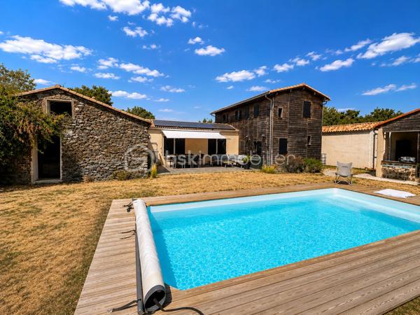 Située dans un environnement agréable, cette maison de caractère d'environ 180 m² a fait l'objet d'une rénovation complète alliant le cachet de l'ancien et le confort des prestations actuelles.
Dès l'entrée, les volumes et la luminosité attirent le regard. La pièce de vie, ouverte sur les extérieurs grâce à de larges baies vitrées, offre un espace chaleureux et convivial. La cuisine aménagée et équipée s'intègre parfaitement à l'ensemble, tandis que la cheminée suspendue apporte une touche contemporaine et élégante.
Pensée pour répondre aux besoins d'une famille, la maison propose une organisation particulièrement fonctionnelle avec une vie principalement de plain-pied. Elle comprend cinq chambres, un bureau idéal pour le télétravail et la possibilité d'aménager une sixième chambre selon vos projets. Une salle de bains et deux salles d'eau complètent l'ensemble.
À l'extérieur, le terrain clos et aménagé d'environ 1 321 m² invite à profiter pleinement des beaux jours. Deux espaces distincts ont été créés pour répondre à toutes les envies : une terrasse attenante à la maison pour les moments de convivialité et un espace entièrement dédié à la détente autour de la piscine chauffée par panneaux solaires.
Le pool house, équipé d'une cuisine d'été, d'une douche et de toilettes, prolonge agréablement les moments passés en extérieur. Un garage d'environ 30 m² avec une belle hauteur sous plafond ainsi qu'un espace de rangement supplémentaire viennent compléter les prestations.
Les atouts de cette propriété : Vie de plain-pied / 6 chambres / Piscine chauffée / Pool house avec cuisine d'été /Terrain clos et aménagé/ Gare de L'Herbergement à seulement 5 minutes.
Une propriété rare qui séduira les amateurs de maisons de caractère à la recherche d'un lieu de vie alliant confort, authenticité et convivialité.
Je vous invite à me contacter pour échanger sur votre projet et organiser une visite. Au plaisir de vous faire découvrir cette belle propriété