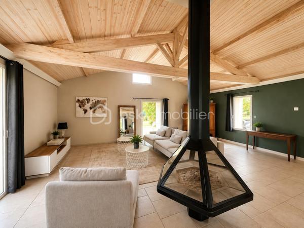 Située dans un environnement agréable, cette maison de caractère d'environ 180 m² a fait l'objet d'une rénovation complète alliant le cachet de l'ancien et le confort des prestations actuelles.
Dès l'entrée, les volumes et la luminosité attirent le regard. La pièce de vie, ouverte sur les extérieurs grâce à de larges baies vitrées, offre un espace chaleureux et convivial. La cuisine aménagée et équipée s'intègre parfaitement à l'ensemble, tandis que la cheminée suspendue apporte une touche contemporaine et élégante.
Pensée pour répondre aux besoins d'une famille, la maison propose une organisation particulièrement fonctionnelle avec une vie principalement de plain-pied. Elle comprend cinq chambres, un bureau idéal pour le télétravail et la possibilité d'aménager une sixième chambre selon vos projets. Une salle de bains et deux salles d'eau complètent l'ensemble.
À l'extérieur, le terrain clos et aménagé d'environ 1 321 m² invite à profiter pleinement des beaux jours. Deux espaces distincts ont été créés pour répondre à toutes les envies : une terrasse attenante à la maison pour les moments de convivialité et un espace entièrement dédié à la détente autour de la piscine chauffée par panneaux solaires.
Le pool house, équipé d'une cuisine d'été, d'une douche et de toilettes, prolonge agréablement les moments passés en extérieur. Un garage d'environ 30 m² avec une belle hauteur sous plafond ainsi qu'un espace de rangement supplémentaire viennent compléter les prestations.
Les atouts de cette propriété : Vie de plain-pied / 6 chambres / Piscine chauffée / Pool house avec cuisine d'été /Terrain clos et aménagé/ Gare de L'Herbergement à seulement 5 minutes.
Une propriété rare qui séduira les amateurs de maisons de caractère à la recherche d'un lieu de vie alliant confort, authenticité et convivialité.
Je vous invite à me contacter pour échanger sur votre projet et organiser une visite. Au plaisir de vous faire découvrir cette belle propriété