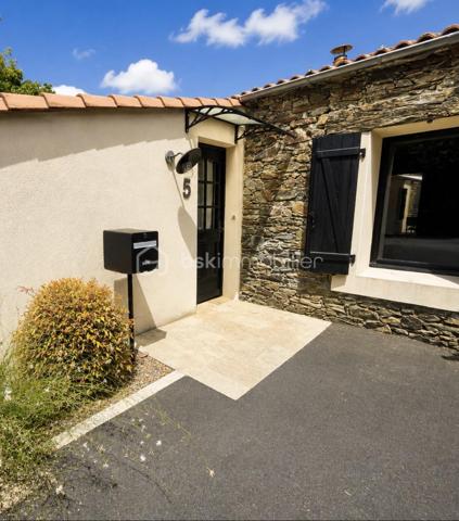 Située dans un environnement agréable, cette maison de caractère d'environ 180 m² a fait l'objet d'une rénovation complète alliant le cachet de l'ancien et le confort des prestations actuelles.
Dès l'entrée, les volumes et la luminosité attirent le regard. La pièce de vie, ouverte sur les extérieurs grâce à de larges baies vitrées, offre un espace chaleureux et convivial. La cuisine aménagée et équipée s'intègre parfaitement à l'ensemble, tandis que la cheminée suspendue apporte une touche contemporaine et élégante.
Pensée pour répondre aux besoins d'une famille, la maison propose une organisation particulièrement fonctionnelle avec une vie principalement de plain-pied. Elle comprend cinq chambres, un bureau idéal pour le télétravail et la possibilité d'aménager une sixième chambre selon vos projets. Une salle de bains et deux salles d'eau complètent l'ensemble.
À l'extérieur, le terrain clos et aménagé d'environ 1 321 m² invite à profiter pleinement des beaux jours. Deux espaces distincts ont été créés pour répondre à toutes les envies : une terrasse attenante à la maison pour les moments de convivialité et un espace entièrement dédié à la détente autour de la piscine chauffée par panneaux solaires.
Le pool house, équipé d'une cuisine d'été, d'une douche et de toilettes, prolonge agréablement les moments passés en extérieur. Un garage d'environ 30 m² avec une belle hauteur sous plafond ainsi qu'un espace de rangement supplémentaire viennent compléter les prestations.
Les atouts de cette propriété : Vie de plain-pied / 6 chambres / Piscine chauffée / Pool house avec cuisine d'été /Terrain clos et aménagé/ Gare de L'Herbergement à seulement 5 minutes.
Une propriété rare qui séduira les amateurs de maisons de caractère à la recherche d'un lieu de vie alliant confort, authenticité et convivialité.
Je vous invite à me contacter pour échanger sur votre projet et organiser une visite. Au plaisir de vous faire découvrir cette belle propriété