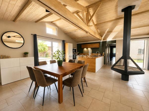 Située dans un environnement agréable, cette maison de caractère d'environ 180 m² a fait l'objet d'une rénovation complète alliant le cachet de l'ancien et le confort des prestations actuelles.
Dès l'entrée, les volumes et la luminosité attirent le regard. La pièce de vie, ouverte sur les extérieurs grâce à de larges baies vitrées, offre un espace chaleureux et convivial. La cuisine aménagée et équipée s'intègre parfaitement à l'ensemble, tandis que la cheminée suspendue apporte une touche contemporaine et élégante.
Pensée pour répondre aux besoins d'une famille, la maison propose une organisation particulièrement fonctionnelle avec une vie principalement de plain-pied. Elle comprend cinq chambres, un bureau idéal pour le télétravail et la possibilité d'aménager une sixième chambre selon vos projets. Une salle de bains et deux salles d'eau complètent l'ensemble.
À l'extérieur, le terrain clos et aménagé d'environ 1 321 m² invite à profiter pleinement des beaux jours. Deux espaces distincts ont été créés pour répondre à toutes les envies : une terrasse attenante à la maison pour les moments de convivialité et un espace entièrement dédié à la détente autour de la piscine chauffée par panneaux solaires.
Le pool house, équipé d'une cuisine d'été, d'une douche et de toilettes, prolonge agréablement les moments passés en extérieur. Un garage d'environ 30 m² avec une belle hauteur sous plafond ainsi qu'un espace de rangement supplémentaire viennent compléter les prestations.
Les atouts de cette propriété : Vie de plain-pied / 6 chambres / Piscine chauffée / Pool house avec cuisine d'été /Terrain clos et aménagé/ Gare de L'Herbergement à seulement 5 minutes.
Une propriété rare qui séduira les amateurs de maisons de caractère à la recherche d'un lieu de vie alliant confort, authenticité et convivialité.
Je vous invite à me contacter pour échanger sur votre projet et organiser une visite. Au plaisir de vous faire découvrir cette belle propriété