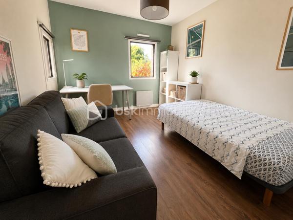 Située dans un environnement agréable, cette maison de caractère d'environ 180 m² a fait l'objet d'une rénovation complète alliant le cachet de l'ancien et le confort des prestations actuelles.
Dès l'entrée, les volumes et la luminosité attirent le regard. La pièce de vie, ouverte sur les extérieurs grâce à de larges baies vitrées, offre un espace chaleureux et convivial. La cuisine aménagée et équipée s'intègre parfaitement à l'ensemble, tandis que la cheminée suspendue apporte une touche contemporaine et élégante.
Pensée pour répondre aux besoins d'une famille, la maison propose une organisation particulièrement fonctionnelle avec une vie principalement de plain-pied. Elle comprend cinq chambres, un bureau idéal pour le télétravail et la possibilité d'aménager une sixième chambre selon vos projets. Une salle de bains et deux salles d'eau complètent l'ensemble.
À l'extérieur, le terrain clos et aménagé d'environ 1 321 m² invite à profiter pleinement des beaux jours. Deux espaces distincts ont été créés pour répondre à toutes les envies : une terrasse attenante à la maison pour les moments de convivialité et un espace entièrement dédié à la détente autour de la piscine chauffée par panneaux solaires.
Le pool house, équipé d'une cuisine d'été, d'une douche et de toilettes, prolonge agréablement les moments passés en extérieur. Un garage d'environ 30 m² avec une belle hauteur sous plafond ainsi qu'un espace de rangement supplémentaire viennent compléter les prestations.
Les atouts de cette propriété : Vie de plain-pied / 6 chambres / Piscine chauffée / Pool house avec cuisine d'été /Terrain clos et aménagé/ Gare de L'Herbergement à seulement 5 minutes.
Une propriété rare qui séduira les amateurs de maisons de caractère à la recherche d'un lieu de vie alliant confort, authenticité et convivialité.
Je vous invite à me contacter pour échanger sur votre projet et organiser une visite. Au plaisir de vous faire découvrir cette belle propriété