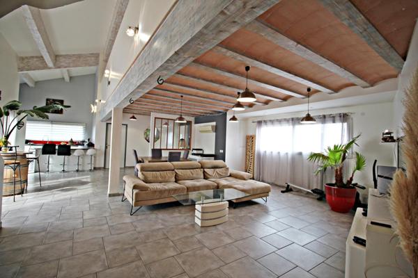 Maison 3 chambres  bureau piscine terrasse Alenya