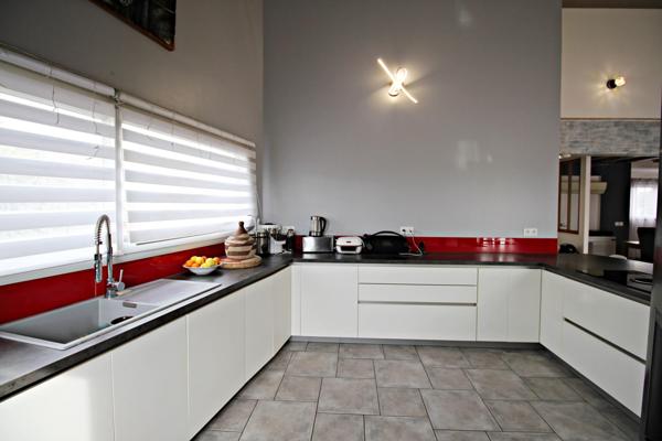 Maison 3 chambres  bureau piscine terrasse Alenya