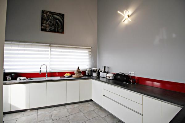 Maison 3 chambres  bureau piscine terrasse Alenya